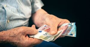 Συντάξεις: «Δώρο Πάσχα» σε συνταξιούχους με αναδρομικά πάνω από 17.000 ευρώ