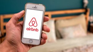 Αλλάζουν όλα στο Airbnb το 2024 – Ποιοι νέοι φόροι μπαίνουν