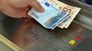 Έκπληξη στα ATM – Τι αλλάζει αν «σηκώσετε» χρήματα από άλλη τράπεζα