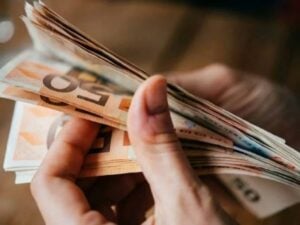 Επίδομα «τζόκερ» 400 ευρώ θα λάβουν χιλιάδες δικαιούχοι – Πότε η πληρωμή