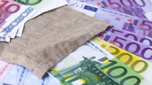 Επιταγή 500 ευρώ σε γονείς, παππούδες, γιαγιάδες – Η απλή αίτηση στο gov
