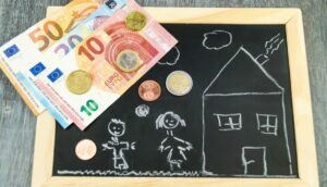 Αναδρομικά έως 7.470 ευρώ για μητέρες – Ποιες μπορούν να τα πάρουν