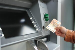 Μεγάλη αλλαγή στα ATM για όλους – Πως κερδίζουμε χρήματα