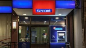 Κίνηση ματ από τη Eurobank: Μοιράζει χρήματα στο προσωπικό – Πόσα θα πάρουν