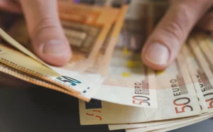 Επιδόματα: Τέλος τα μετρητά – Ποια θα πληρώνονται με κάρτα