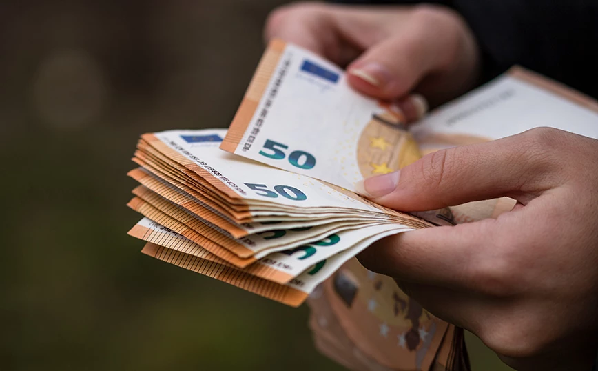 Στα ΑΤΜ χιλιάδες Έλληνες μέχρι 12/1: Πληρώνονται 42,6 εκατ. ευρώ σε 40.375 δικαιούχους