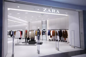 Zara: Το πλεκτό πουλόβερ που κάνει μόνο 29,95 ευρώ και το θέλουν όλες