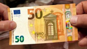 Χαμόγελα σε ΙΒΑΝ και ΑΤΜ – Εισπράττουν επίδομα 400 ευρώ και μισθό έως 1.022 ευρώ