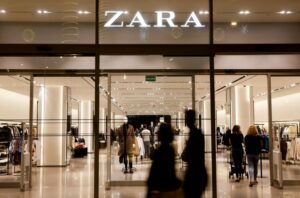 Ξεπουλάει! Το hot μπουφάν Zara για όλο τον χειμώνα κοστίζει μόνο 39,95 ευρώ