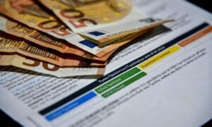 Τιμολόγια ρεύματος: Κέρδος 10 ευρώ το μήνα – Πως τα παίρνετε