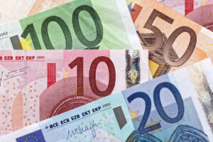 Μεγάλη τράπεζα δίνει δώρο 100 ευρώ σε δύο κατηγορίες πολιτών με το πρόγραμμα €πιστροφή