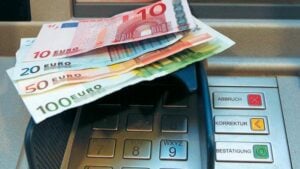Ελέγξτε τα χρήματα σας! Βρέθηκε απάτη με χαρτονομίσματα μέσω ATM