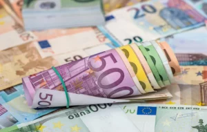Στα ΑΤΜ χιλιάδες: Μπήκαν 282 εκατ. ευρώ – Ελέγξτε τους λογαριασμούς!
