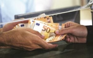 «Βρέχει» λεφτά από αύριο Δευτέρα 3/6 – Ποιοι πάνε στα ATM