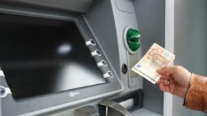 Μπαίνουν λεφτά από Δευτέρα στα ATM – Οι πληρωμές της εβδομάδας