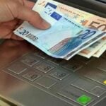 Μπαίνουν λεφτά από Δευτέρα 13/5 στα ATM – Ποιοι πάνε ταμείο