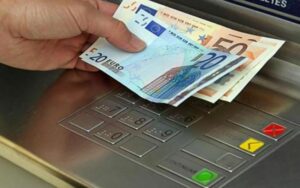 Μπαίνουν λεφτά από Δευτέρα 1/7 στα ATM – Ποιοι πάνε ταμείο