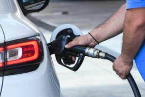 Σε απόγνωση οι οδηγοί με την τιμή της βενζίνης – Τι θα συμβεί