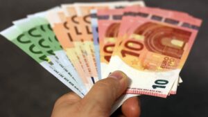 Σκάει επίδομα 400 ευρώ – Πώς θα το πάρετε