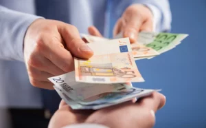 Πασίγνωστος επιχειρηματίας δίνει μπόνους 1.6 εκατ. ευρώ – Ποιοι το παίρνουν