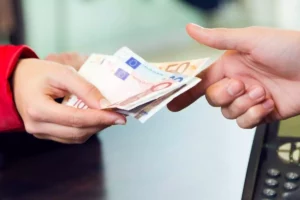 Στα ΑΤΜ 17 επιδόματα: Μπήκαν 187 εκατ. ευρώ – Ελέγξτε τους λογαριασμούς!