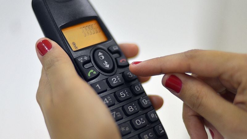 Σταθερό τηλέφωνο τέλος! Τι κάνουν Cosmote, Vodafone και Nova