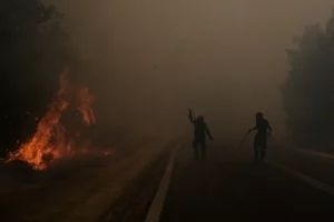 Πυροσβεστική: Οι αναζωπυρώσεις δημιουργούν συνέχεια νέες εστίες που εξαπλώνονται αστραπιαία