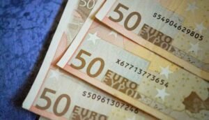 Δώρο Χριστουγέννων 2024: Πώς υπολογίζεται από τη ΔΥΠΑ