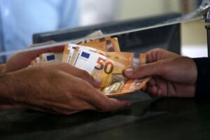 Επίδομα 400 ευρώ: Πώς θα κάνετε αίτηση – Οι δικαιούχοι