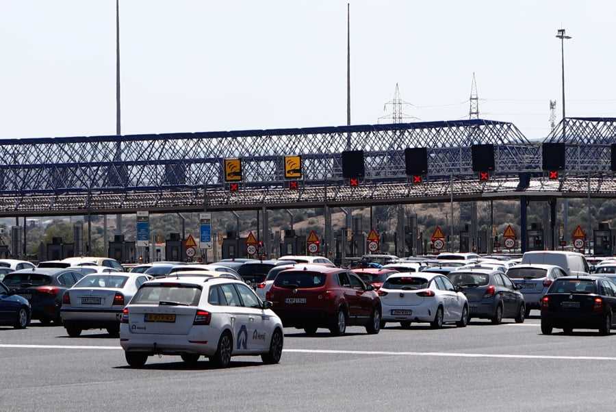 Φουλ με αργίες και τριήμερα το 2025 - Πότε πέφτει το Πάσχα