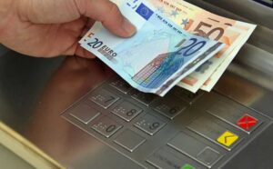 Χριστούγεννα με γεμάτες τσέπες: «Κλείδωσε» η ημερομηνία για τα έκτακτα επιδόματα