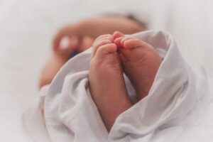 Νεκρά βρέφη στην Αμαλιάδα: «Άνοιξαν οι ασκοί του Αιόλου»