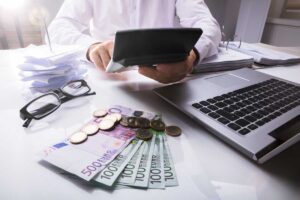 Προϋπολογισμός 2025: Οι φόροι που θα πληρώσουμε του χρόνου