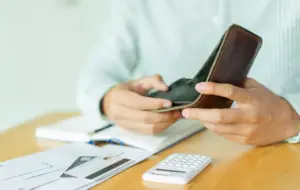 Κατώτατος μισθός: Πότε θα παγώνει η αύξηση