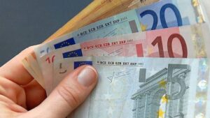 600 ευρώ από τον ΟΠΕΚΑ: Ποιοι δικαιούνται το εφάπαξ βοήθημα και πώς θα το λάβουν