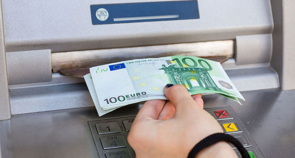 Επίδομα 409 ευρώ για ανασφάλιστους: Ποιοι το παίρνουν και πώς το ζητάτε