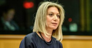 Καρυστιανού: «Θέλω να μάθω γιατί κάηκε το παιδί μου. Δεν πείθεται κανένας επιστήμονας από τα πορίσματα»