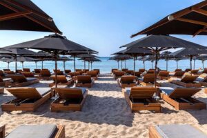 Τέλος οι ξαπλώστρες – Επιστροφή στις ανοργάνωτες παραλίες