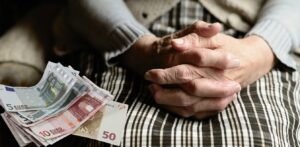 Κίνδυνος για τις συντάξεις χηρείας: Τι αλλάζει και ποιες είναι οι τρεις επιλογές «σωτηρίας»